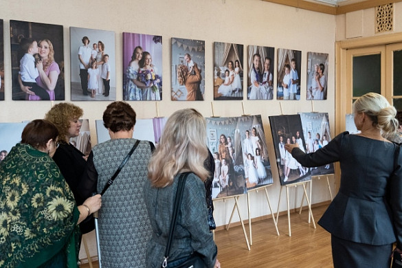 В Тейкове открылась фотовыставка «Большая семья» (6+)
